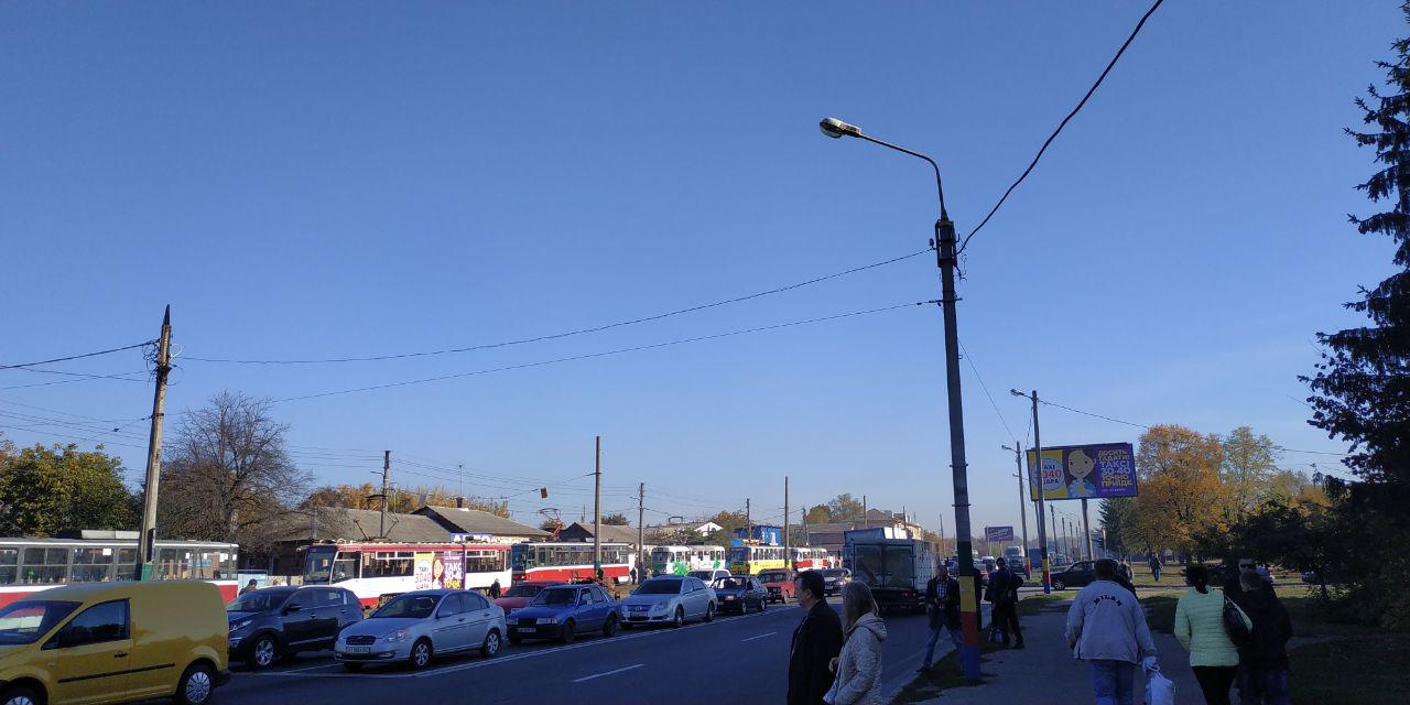 На Салтовке заблокировано движение трамваев (фото)
