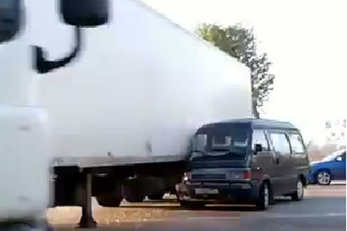 ДТП на окружной: фура перегородила дорогу (видео)