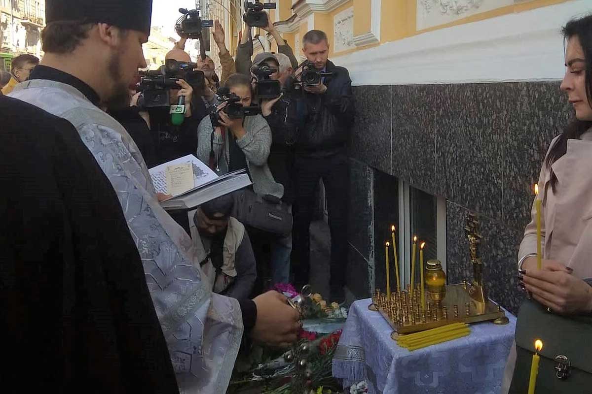 Харьковчане несут цветы к месту ДТП на Сумской (фото, видео)