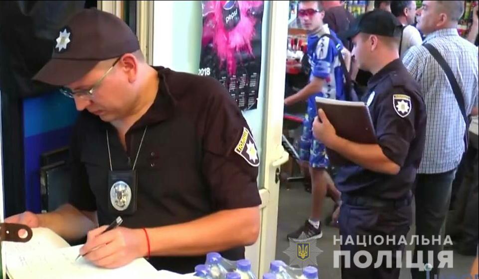 Полиция провела рейд на ТЦ "Барабашово"