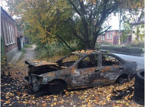 В Харькове на улице горел автомобиль (фото)