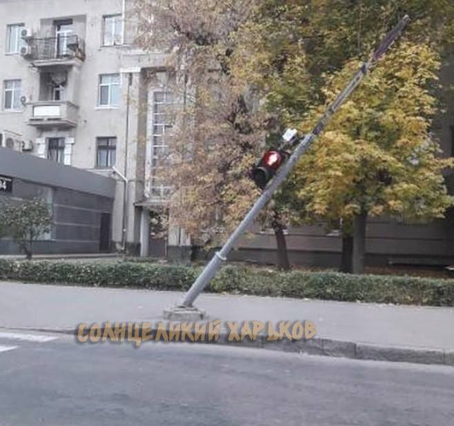 В центре Харькова падает столб (фото)