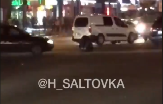 Мужчина уселся на дороге посреди крупного перекрестка (видео)