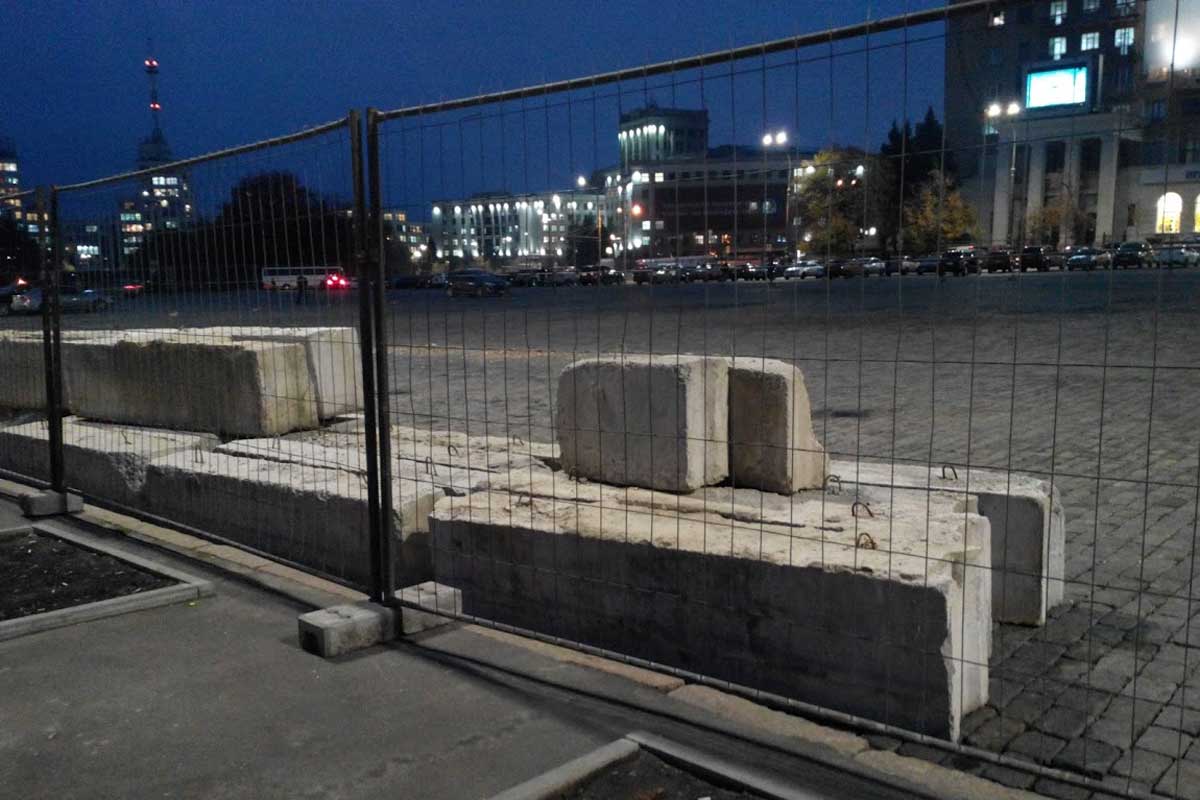 На площади Свободы начали строить каток (фото)