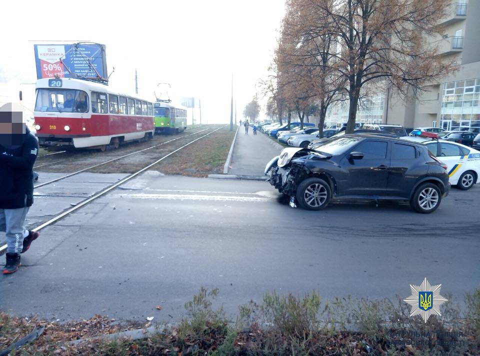 В Харькове машина протаранила трамвай (фото)