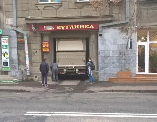 В Харькове грузовик застрял в арке (фото)
