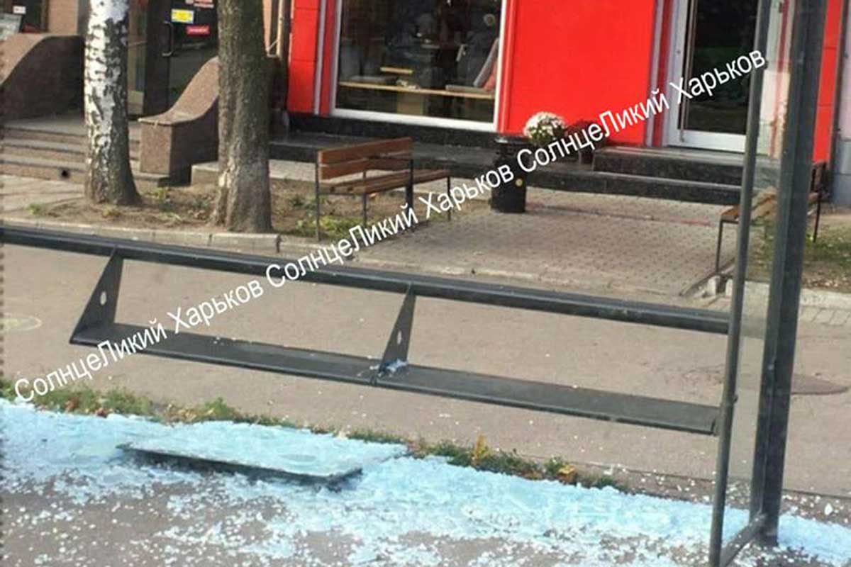 В Харькове вандалы разрушили остановочный павильон  