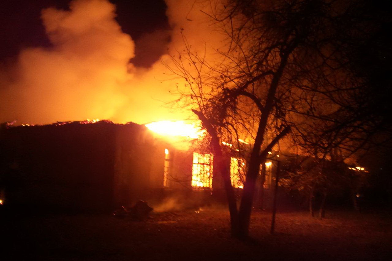 В Сети появились фото и видео крупного пожара в Харькове