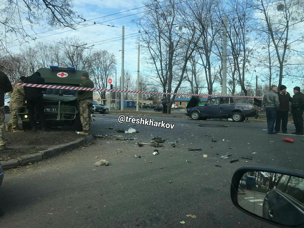 В Харькове военная скорая попала в аварию (фото, видео)