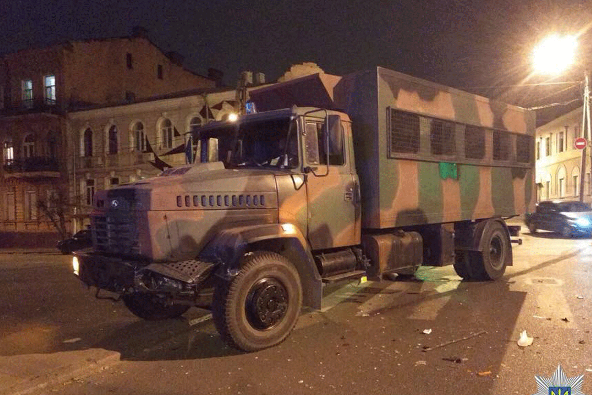 В центре Харькова военная машина попала в ДТП (фото)