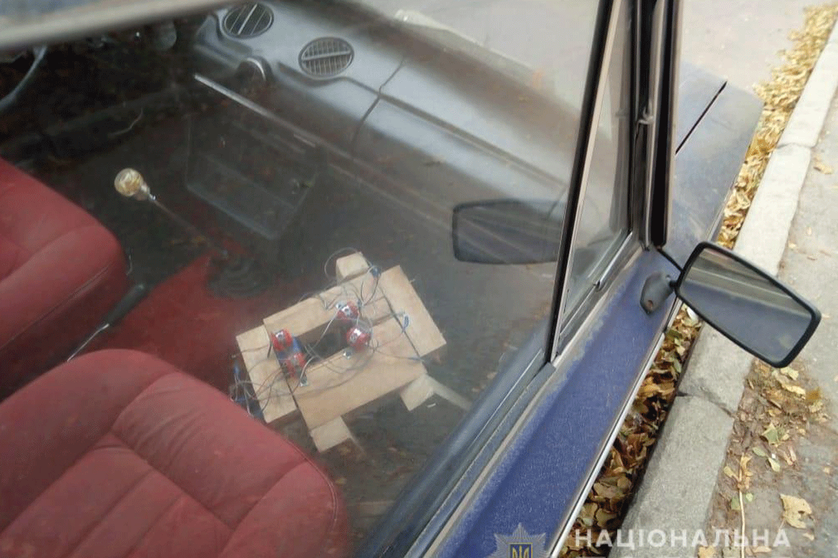 Заминирование автомобиля в Харькове: бомба оказалась деревянной