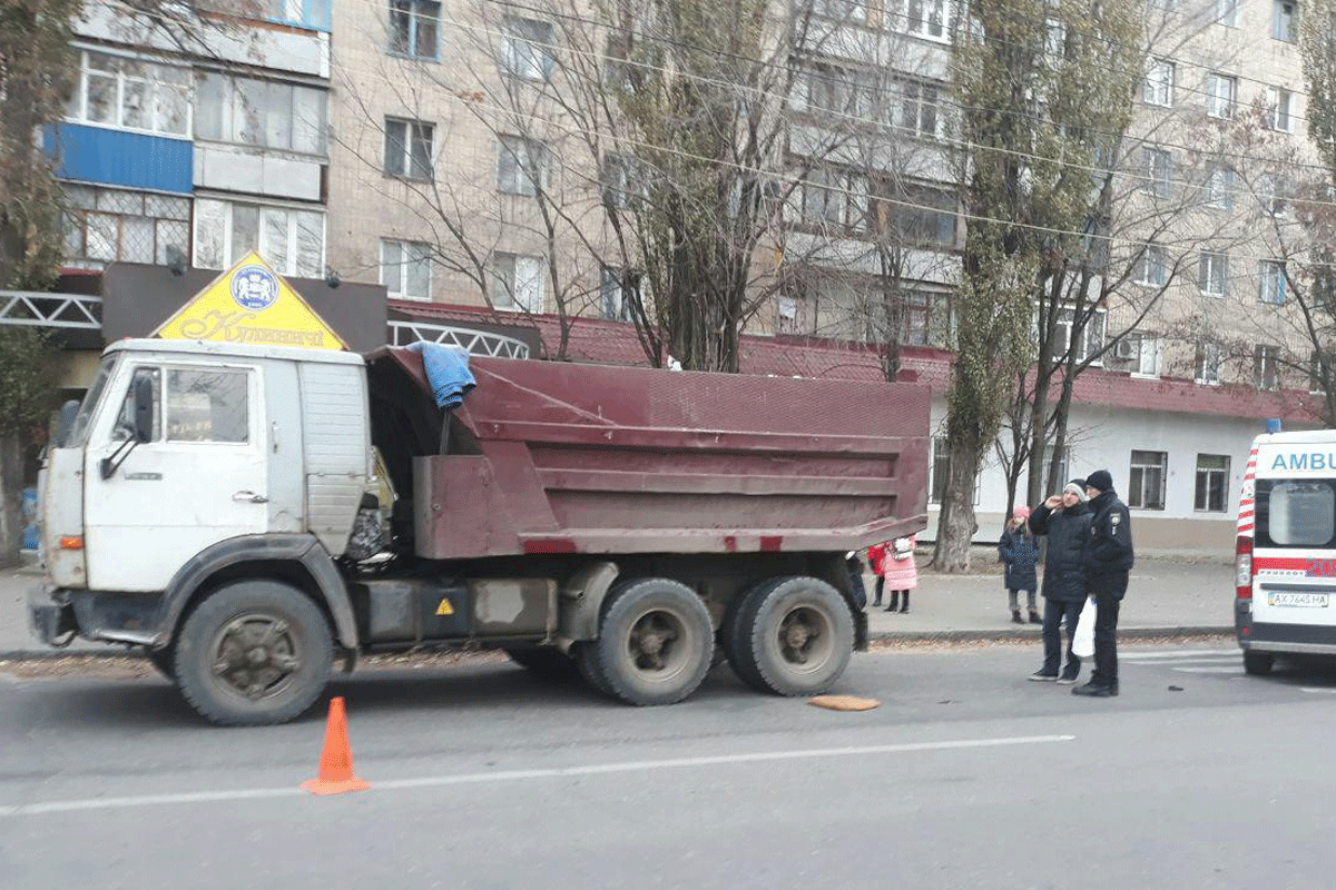 В Харькове КамАЗ сбил ребенка (фото)