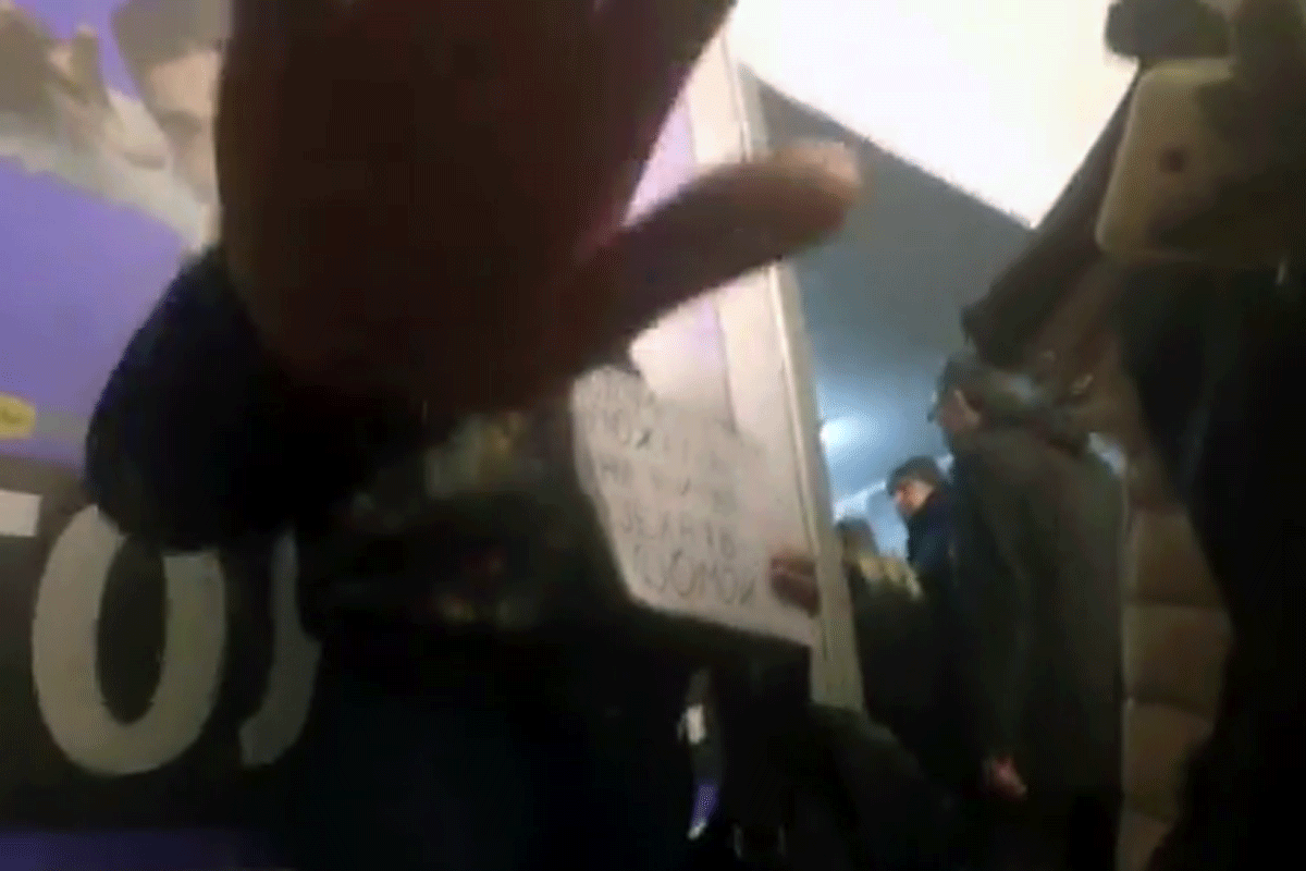 В харьковском метро сняли сюжет с девушкой без билета (видео, 18+)