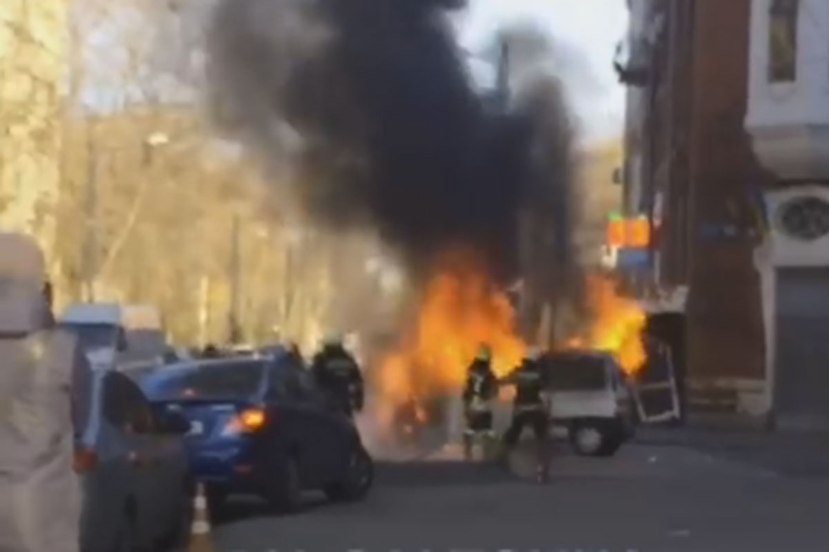 В центре Харькова загорелся автомобиль (фото, видео, дополнено)