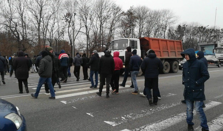 "Евробляхеры" продолжают блокировать выезд из Харькова