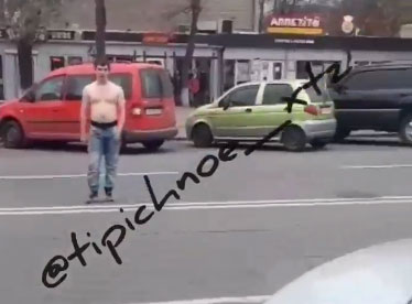 На ХТЗ полуголый мужчина бросался под машины (видео)