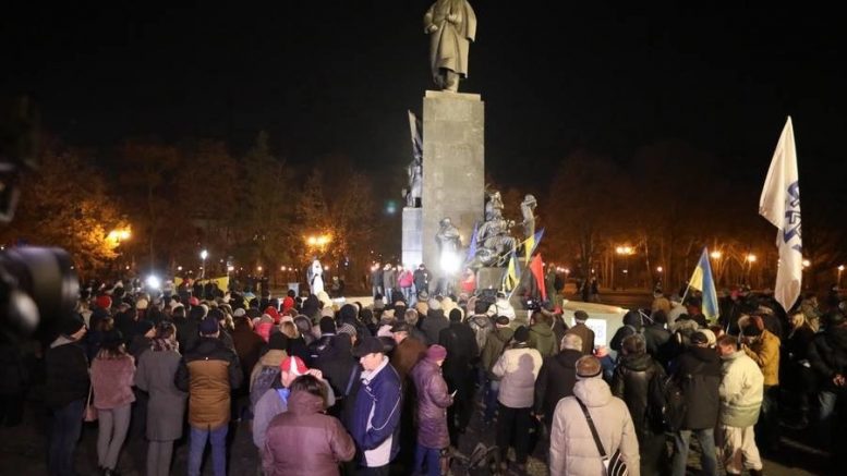 Десятки харьковчан собрались у памятника Шевченко