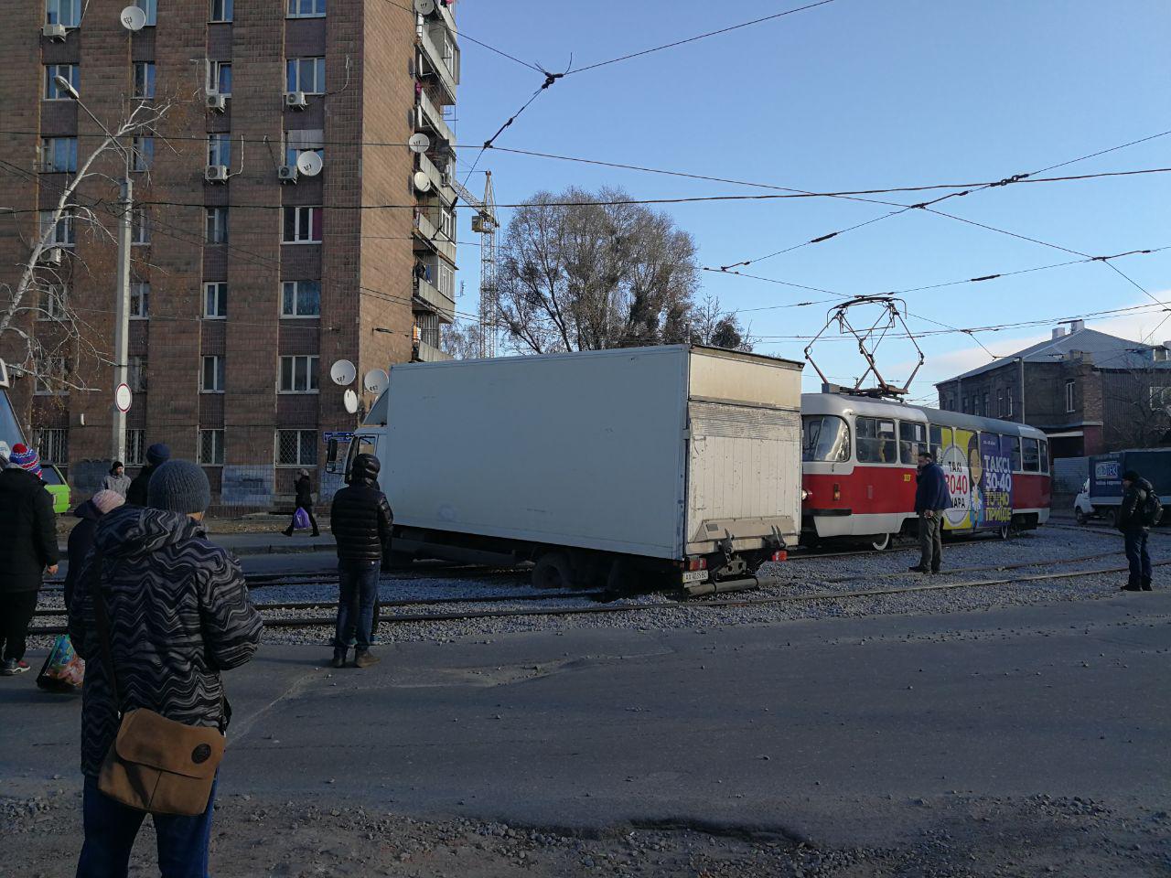 В Харькове грузовик застрял на рельсах (фото)