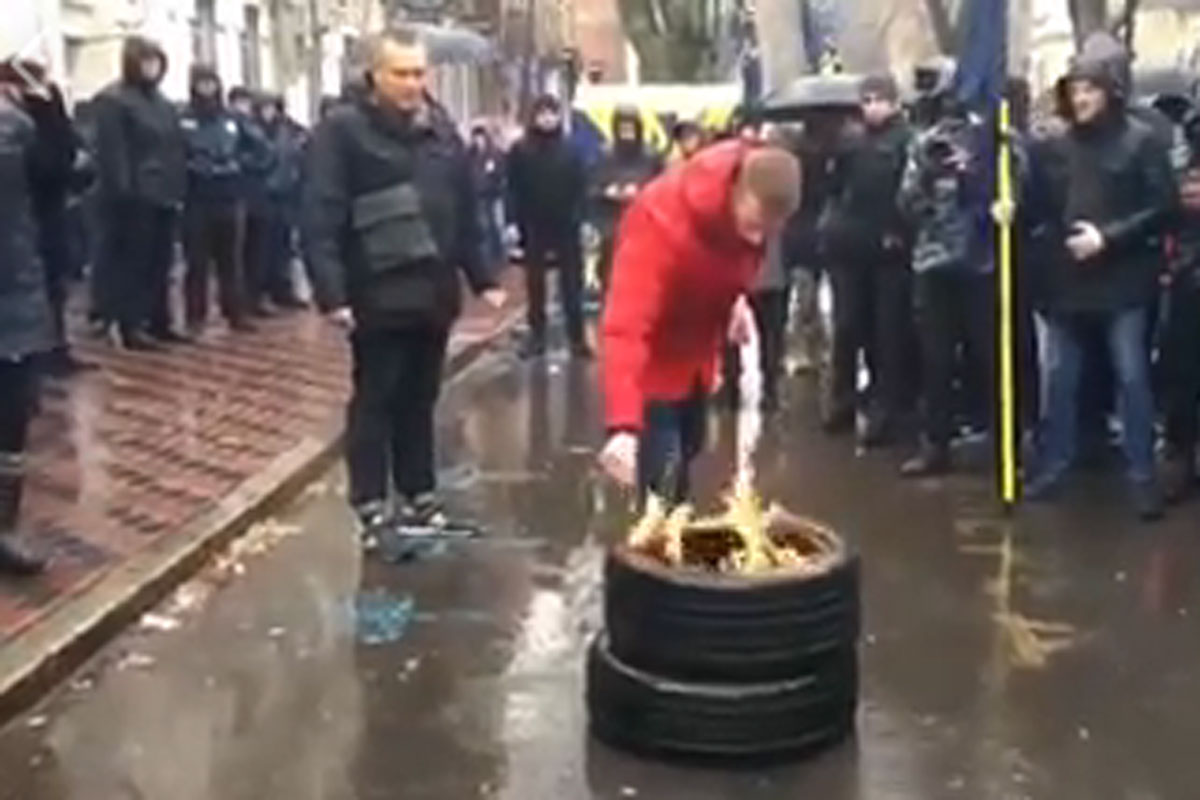 В Харькове сожгли российский флаг (фото, видео)