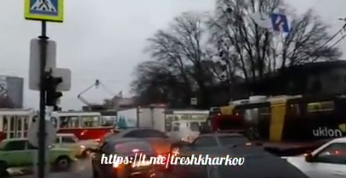 На Гагарина - транспортный коллапс (видео)