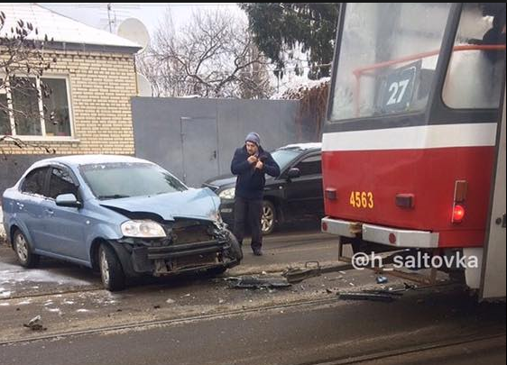 В Харькове машина влетела в трамвай (фото)
