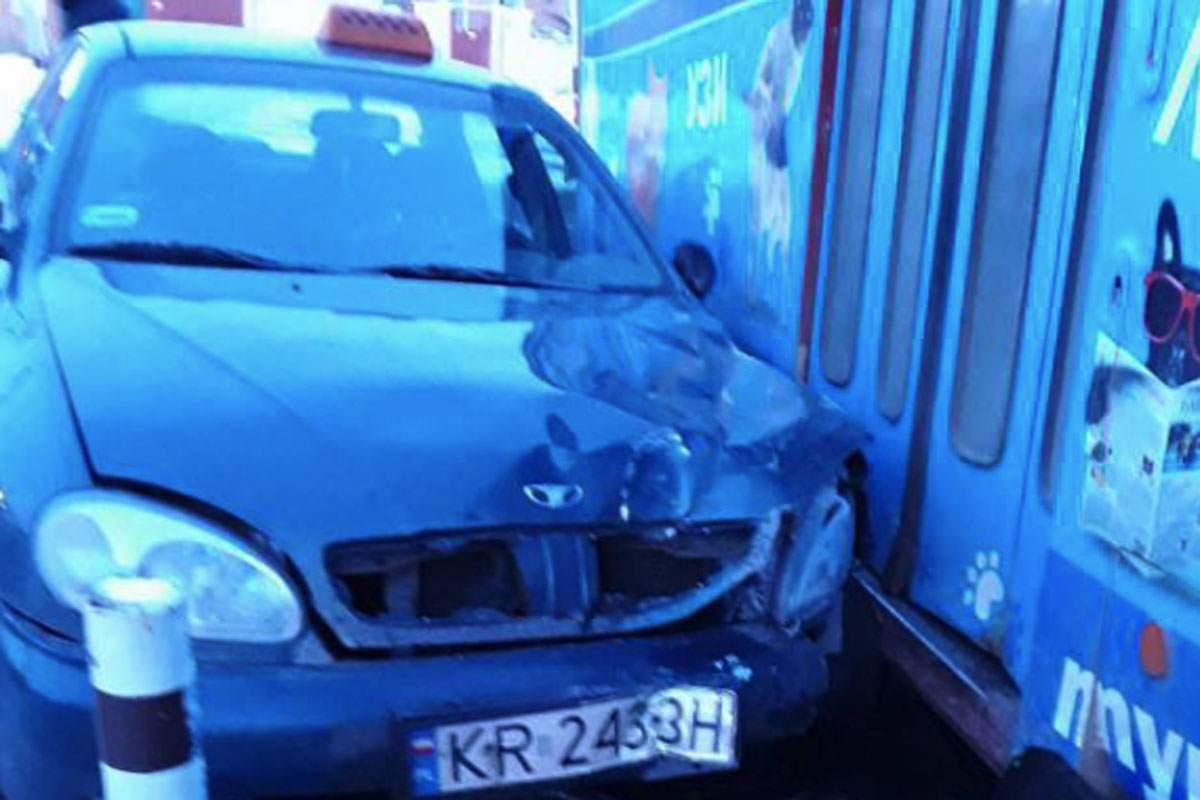 В Харькове такси врезалось в трамвай: есть пострадавший (фото, дополнено)