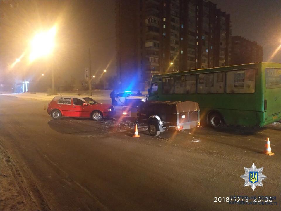 В Харькове - тройное ДТП с маршруткой, есть пострадавшие (фото)