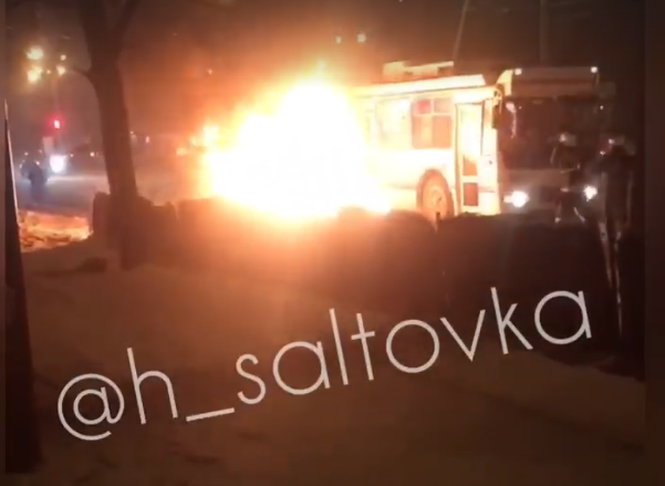 В Харькове сгорела машина, есть пострадавший (фото, видео, дополнено)