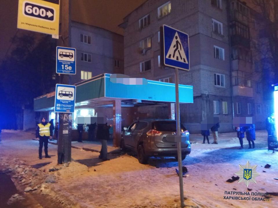 В Харькове машина влетела в остановку (фото)