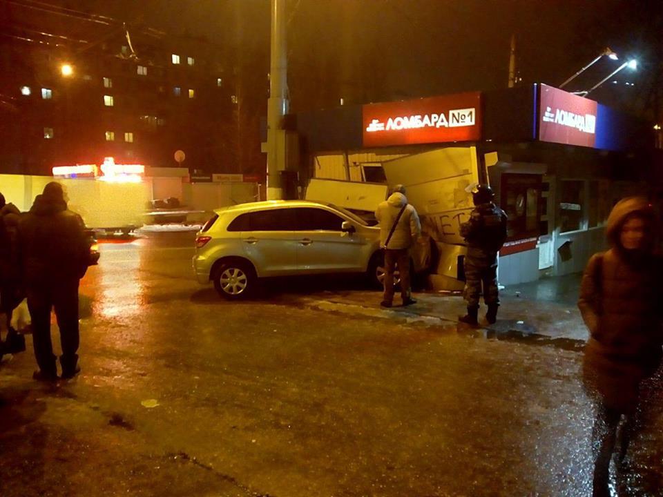 В Харькове джип влетел в киоск (фото, дополнено)