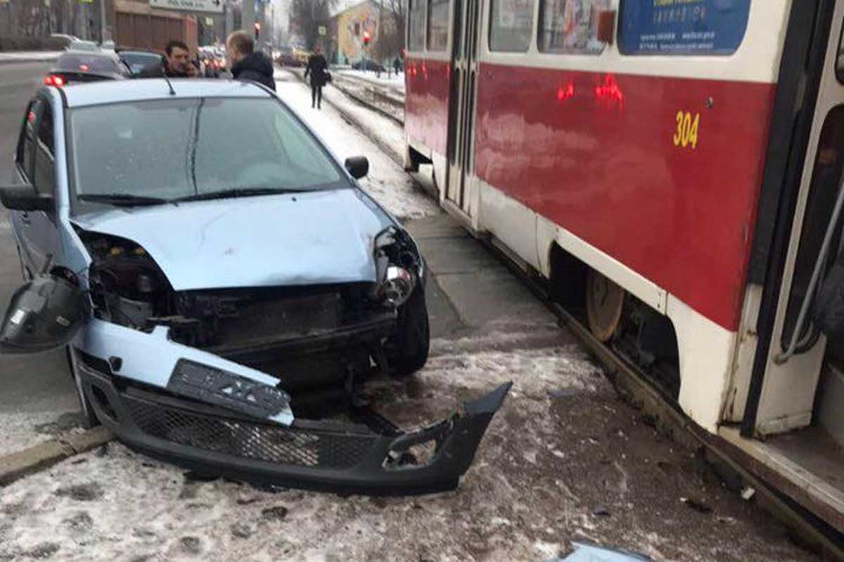 На Плехановской трамвай попал в ДТП (фото)