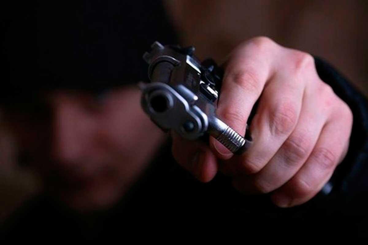 В Харькове мужчина угрожал пистолетом прохожим (фото)