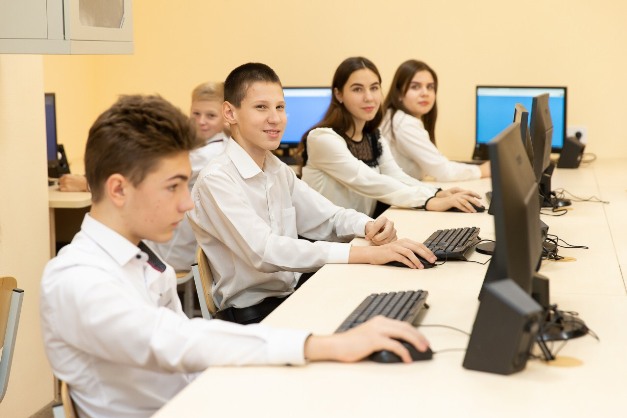 В Изюмской школе №6 заработал компьютерный класс от Марины Ярославской