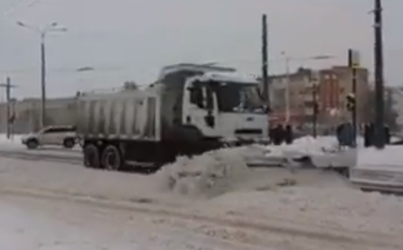 В Сети появилось видео расчистки дорог в Харькове