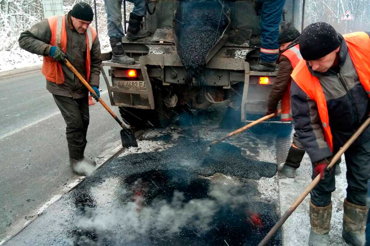 В Харьковской области продолжают ремонтировать дороги (фото)