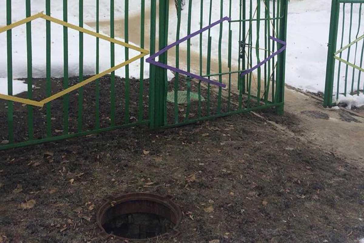 Возле детского сада на Салтовке открылась глубокая яма (фото)