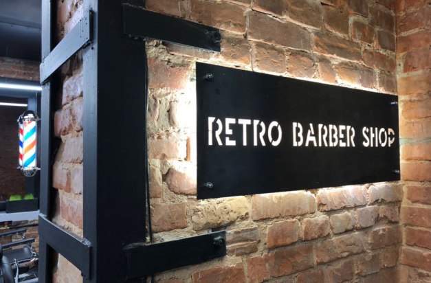 Два этажа, кирпичные стены, интерьер в стиле лофт - на Научной открылся Retro Barbershop