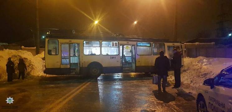 В Харькове троллейбус перекрыл проспект (фото)