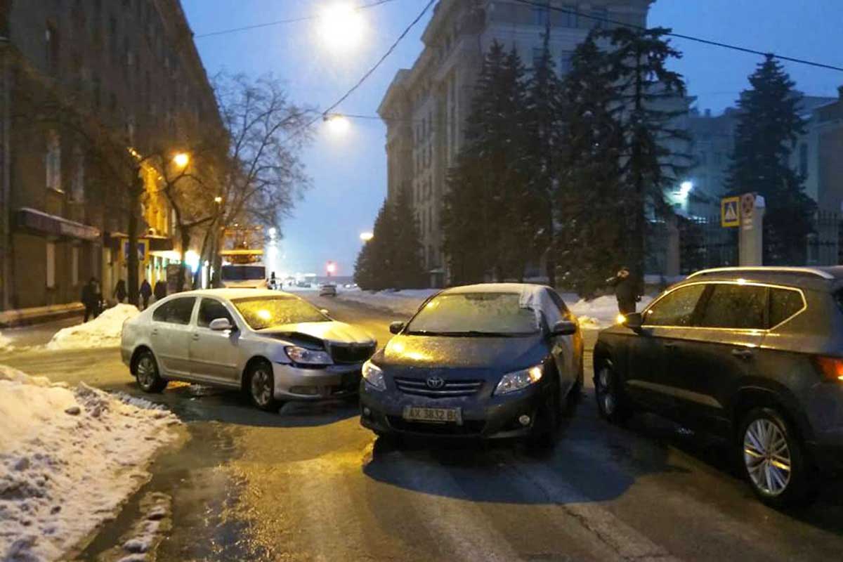 В центре Харькова – тройное ДТП (фото)