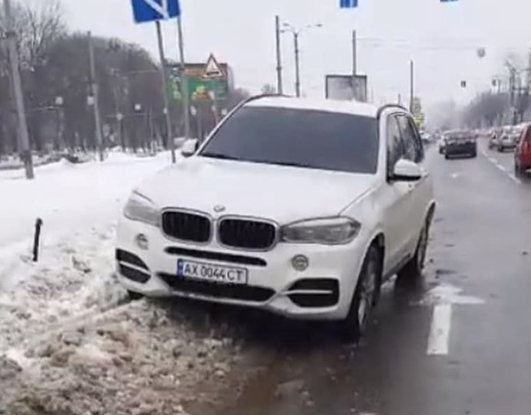 В Харькове пьяный водитель ехал по встречке (фото, видео)
