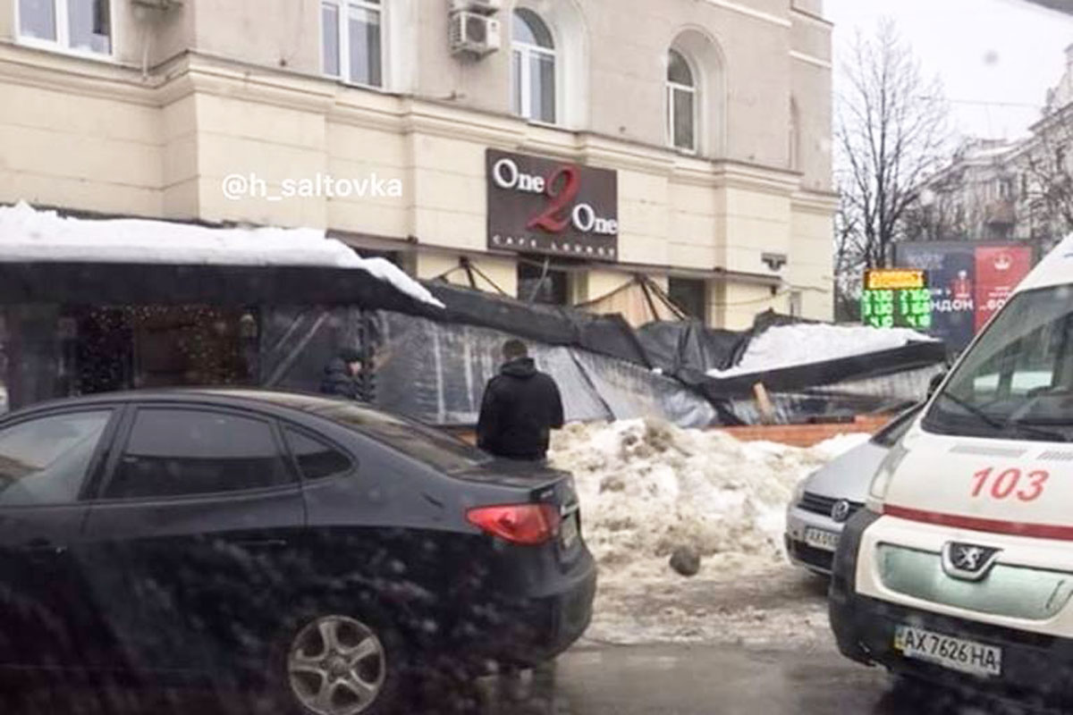 В харьковском ресторане рухнула крыша (фото)