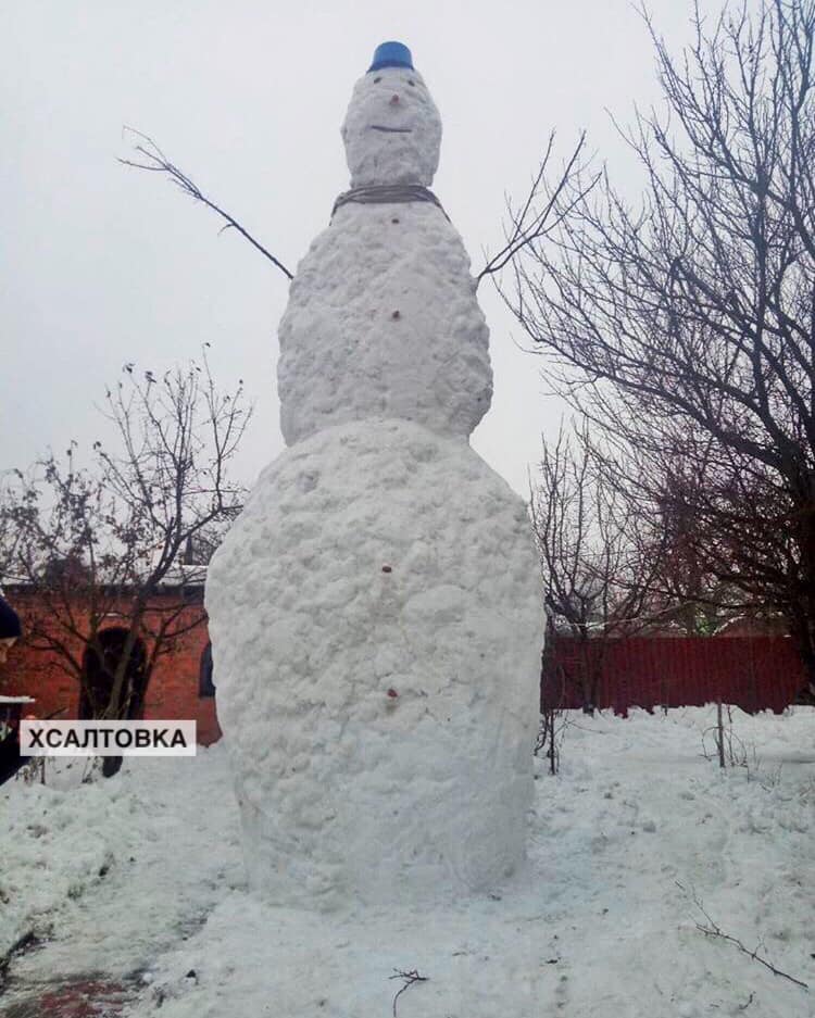 В Харькове слепили огромного снеговика