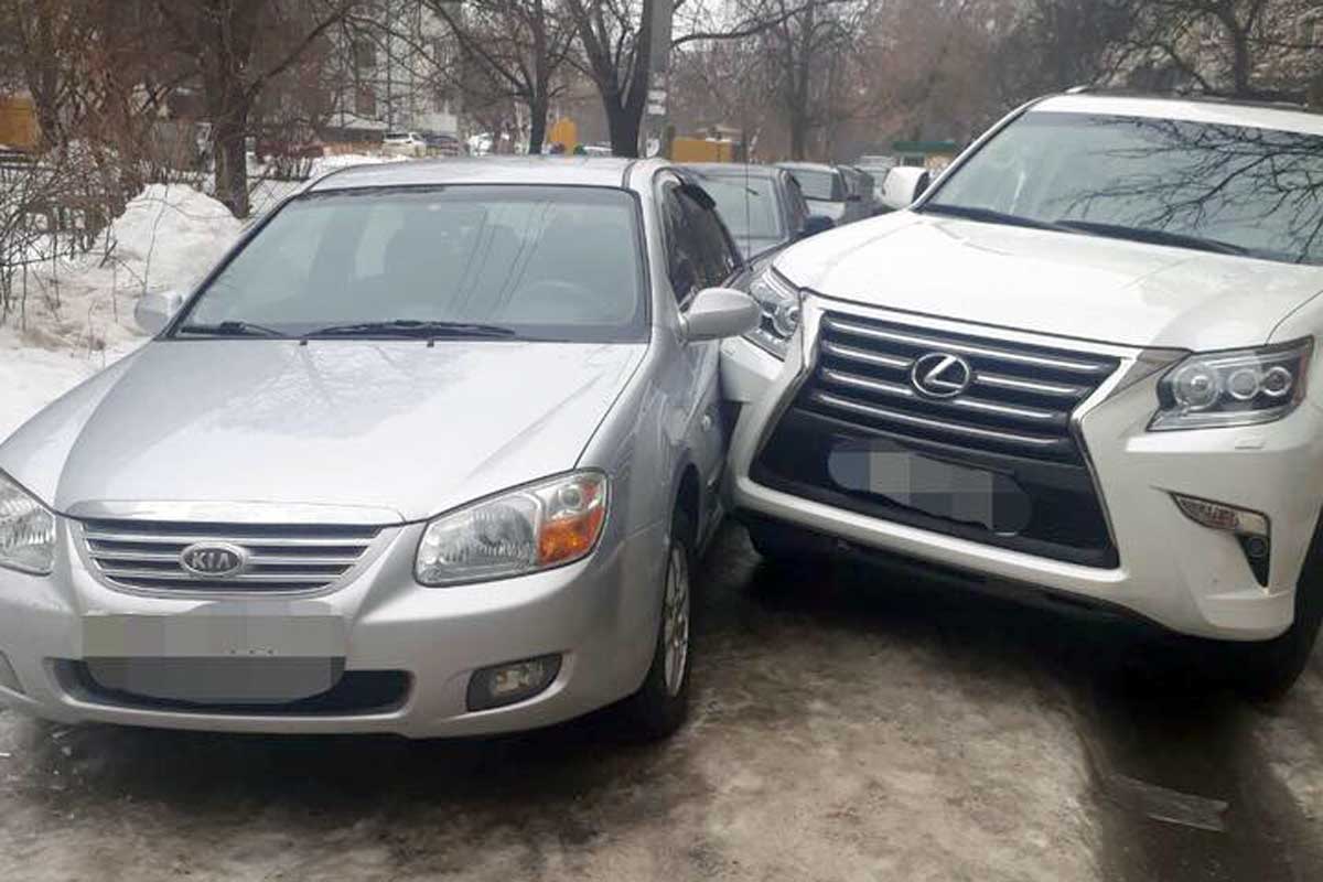 В Харькове Lexus врезался в припаркованную машину (фото)