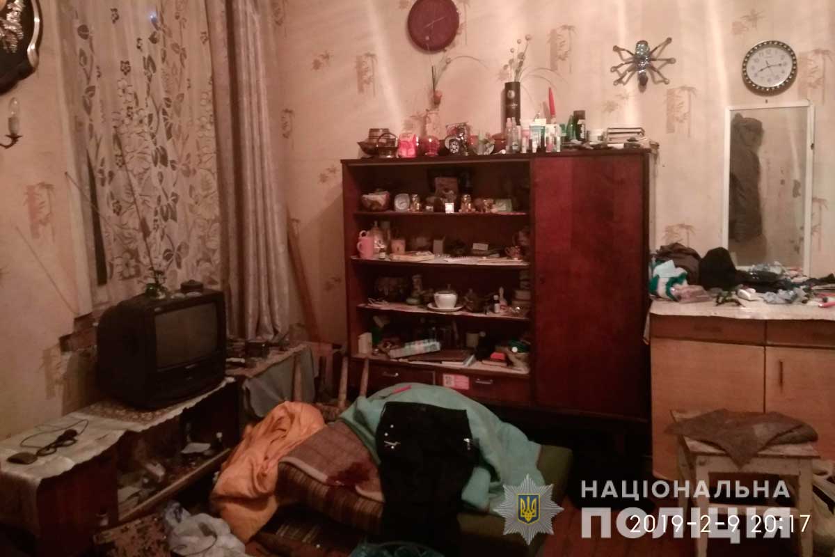 Под Харьковом на женщину напали с ножом (фото)