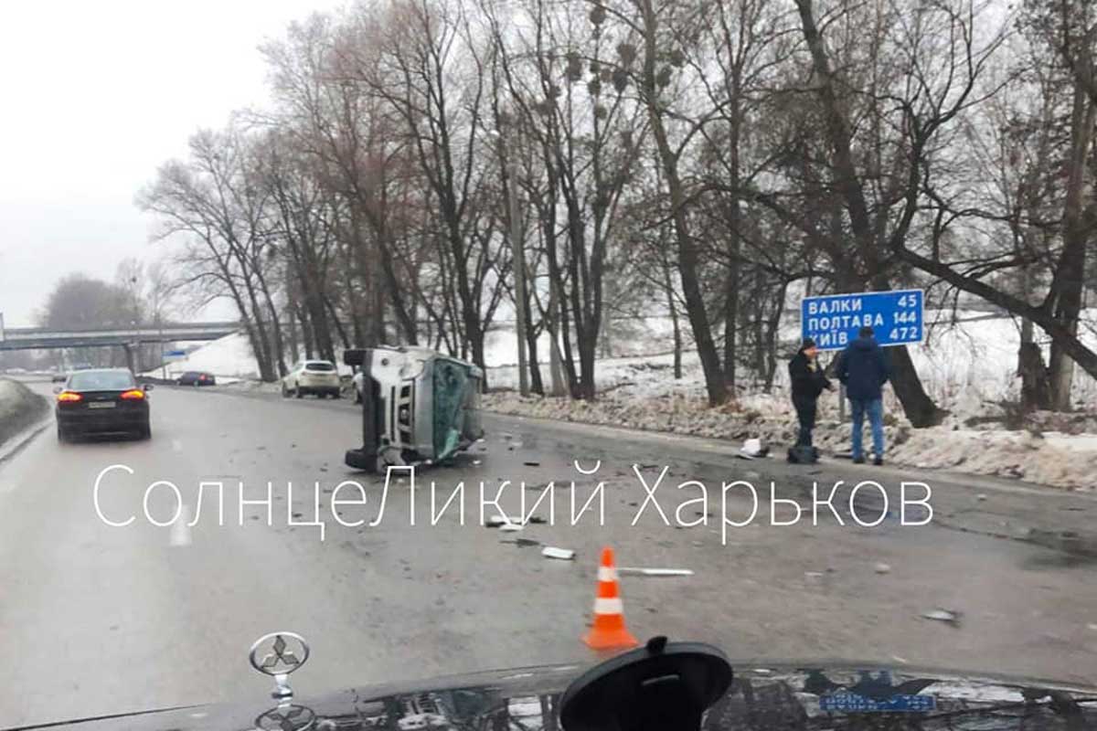 Под Харьковом перевернулась машина (фото, видео)