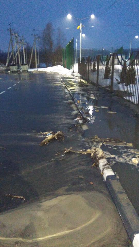 Под Харьковом крупная авария, улицы поселка залило водой