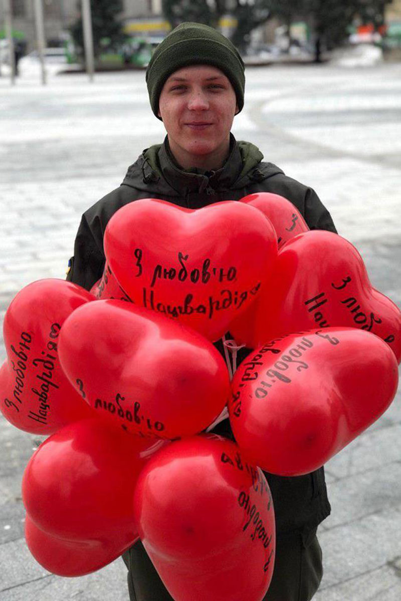 В Харькове нацгвардейцы подарят женщинам шарики (фото)
