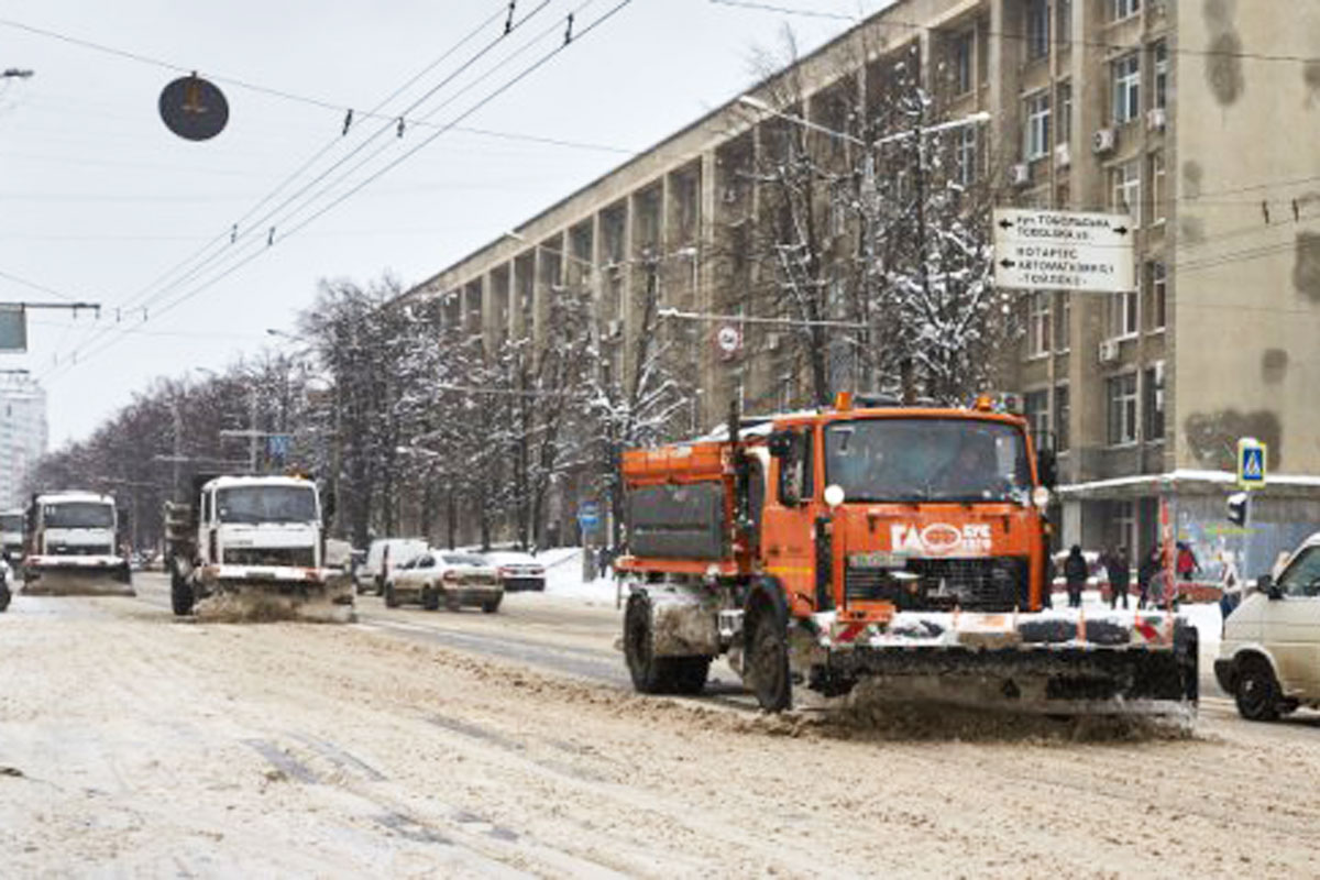 Из Харькова вывозят снег (фото)