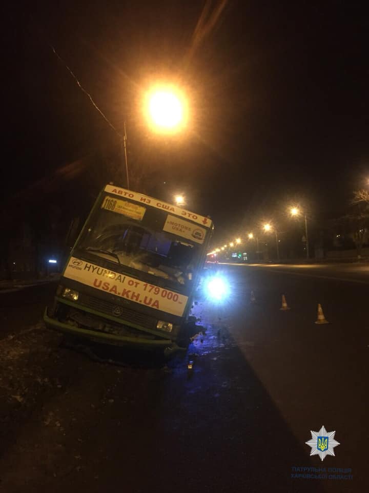 В Харькове перевернулся автобус, есть пострадавший