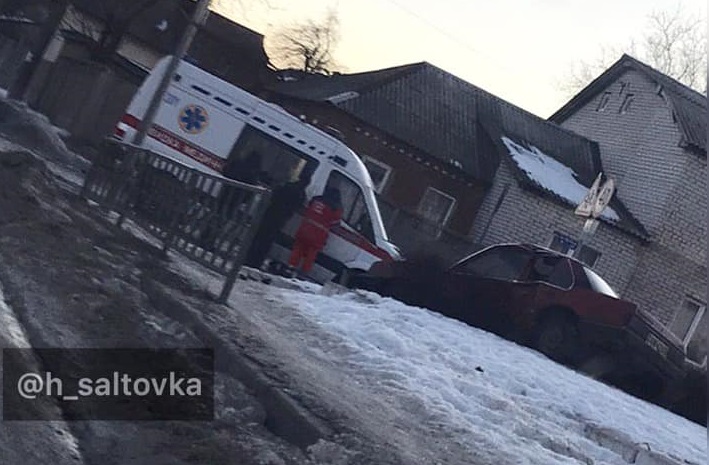 В Харькове машина вылетела с дороги (фото)